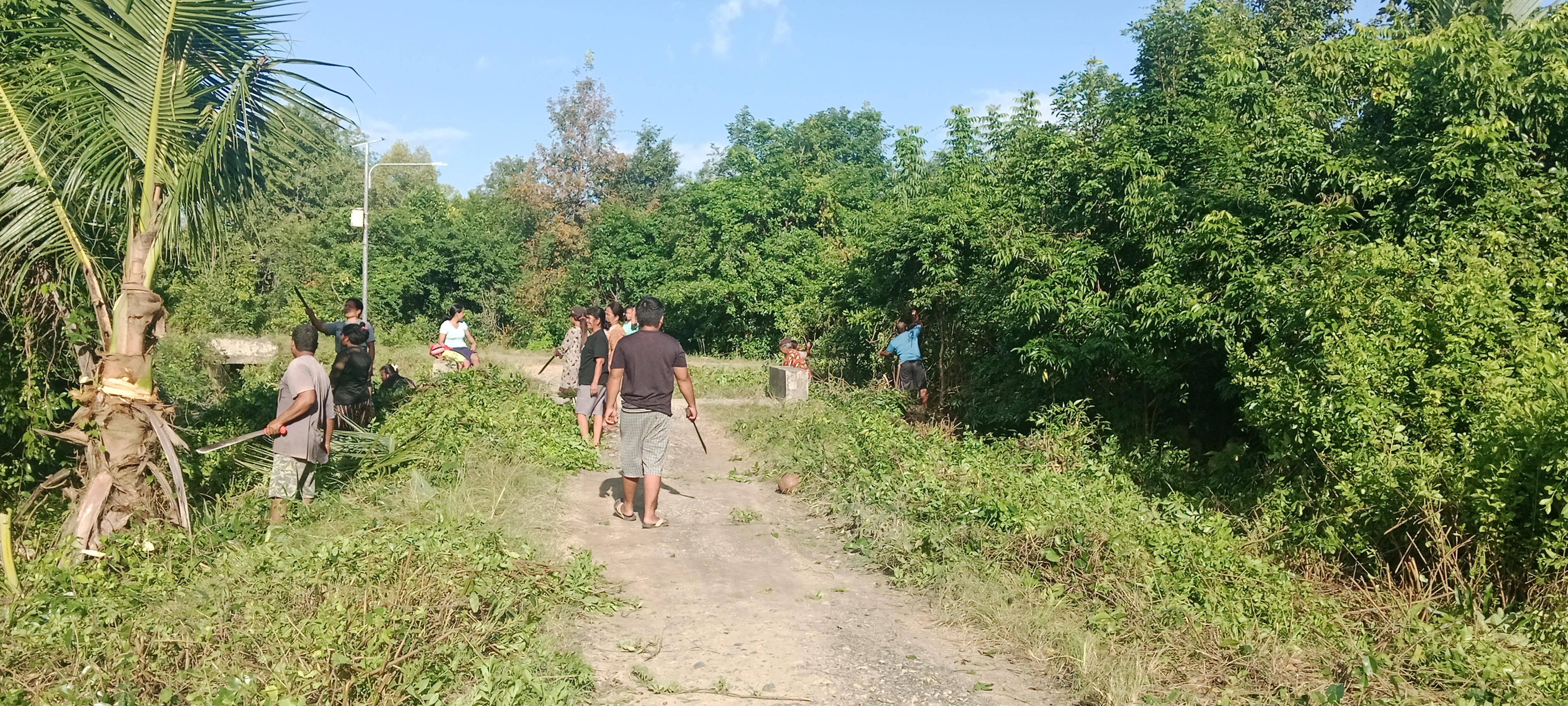 Kerja bakti umum desa latompa